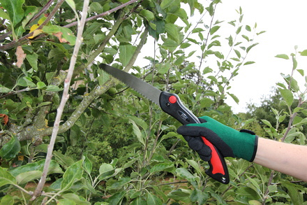 T47389_1111295wg-folding-pruning-saw-lifestyle_Hi (1)